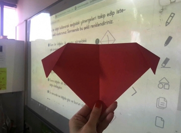 1/A sınıfı Türkçe dersinde “Yönerge nedir?” başlığı altında yazılı yönergeleri okuyup takip ederek kendi origamisini oluşturdu.