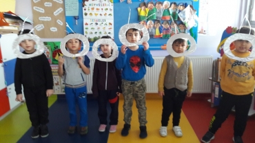 Anasınıfı A Grubu / Türkçe dil - Uzaylı maskeleri yapıp uzaylı şarkısı öğrendiler