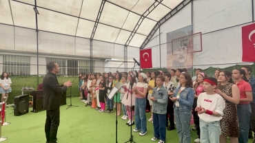 19 Mayıs Atatürk’ü Anma Gençlik ve Spor Bayramı Töreni  Ortaokul 80’ler Korosu