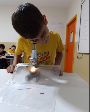 3/B Sınıfı Fen Bilimleri dersinde mikro organizmaların hareketini inceledik.