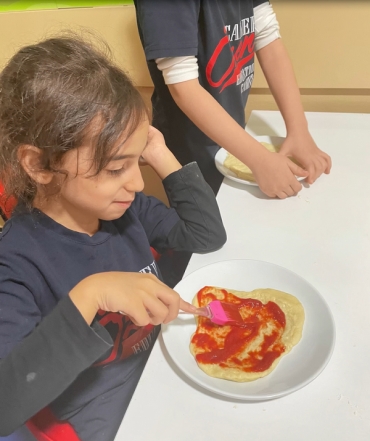 Mutfak Robotu kulübümüzde bu hafta kendi pizzalarımızı yaptık. Mutfakta yaptığımız etkinlikler aracılığıyla öğrencilerimiz işi adım adım planlama, sıralama ve mantıksal düşünme becerilerini eğlenceli bir şekilde kazandılar.