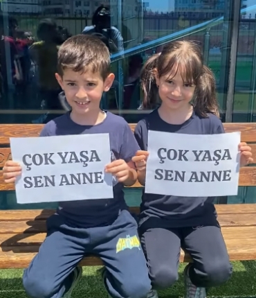 2/A sınıfı öğrencileri sevgiyle dünyamızı güzelleştiren tüm annelerimizin anneler gününü kutluyor.