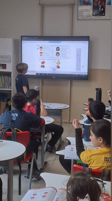 4. Sınıflarımız ile beceri temelli Türkçe dersinde yeni nesil soru çözümü yaptık. Öğrencilerimiz yeni nesil sorularda neler yapacaklarını uygulamalı bir şekilde öğrendiler.