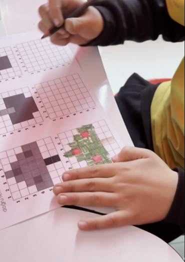 Bilişim teknolojileri dersinde 1B sınıfı ile piksel boyama etkinliği yaptık.Yukarıda örnek verilen resimleri piksel piksel boyayıp resimlerin aynısını yapmayı başardık.