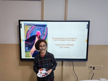 Öğrencilerimizle bu hafta “meslekler” temasını sadece kitaplardan değil, hayatın içinden öğrenmeye karar verdik. sınıf öğrencilerimiz, “yaşayan kütüphane” yaklaşımıyla seçtikleri bir yetişkinle birebir röportaj yaparak meslekleri doğrudan kaynağından