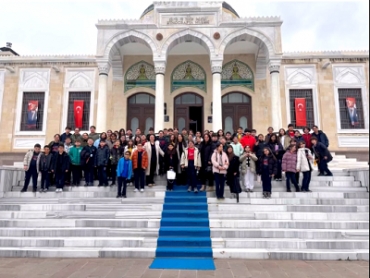 Geçmişten Günümüze Kültürel Yolculuk✨ 5. sınıf öğrencilerimizle Sosyal Bilgiler dersi kapsamında gerçekleştirdiğimiz Etnografya Müzesi gezimizde, kültürümüzün izlerini yakından tanıma fırsatı bulduk. Geleneksel kıyafetlerden el sanatlarına, günlük ya