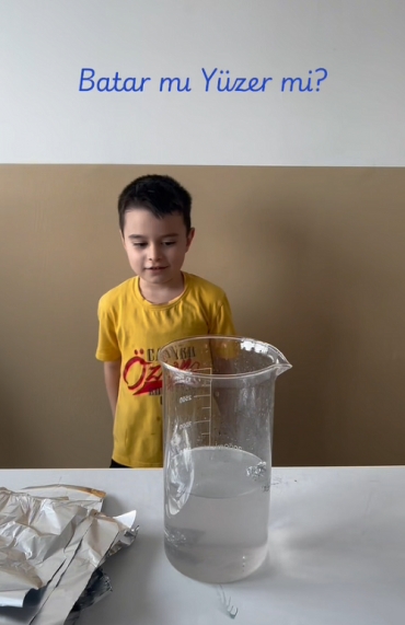 1/A sınıfı öğrencilerimizle laboratuvar dersinde farklı ortamlarda alüminyum folyonun buruşturulduktan sonra hangi durumlarda batıp yüzdüğünü gözlem yoluyla öğrendik.