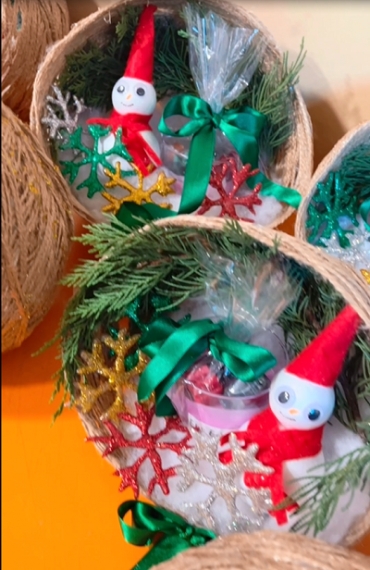 6 yaş B sınıfı Sanat Atölyesi saatinde; yılbaşı için kendi teraryumunu tasarlıyor⛄️❄️