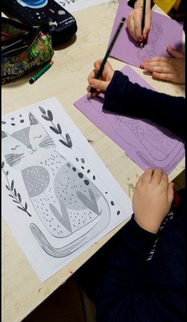 ?✨ Bu hafta ilkokul öğrencilerimizle EVA üzerine baskı çalışması yaptık. Farklı dokularla tanıştık, hayal gücümüzü desenlere dönüştürdük. Renklerin ve tekrarın gücüyle ortaya birbirinden özgün tasarımlar çıktı.