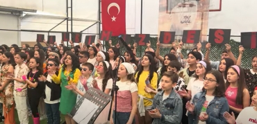 19 Mayıs Atatürk’ü Anma Gençlik ve Spor Bayramı Töreni Ortaokul 80’ler Korosu