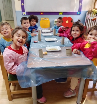 4 yaş Grubu Öğrencilerimiz 4 Ekim Hayvanları Koruma Haftası etkinliklerinde hayvanlar hakkında bilgiler edinerek, kuşlar için yem hazırladılar.