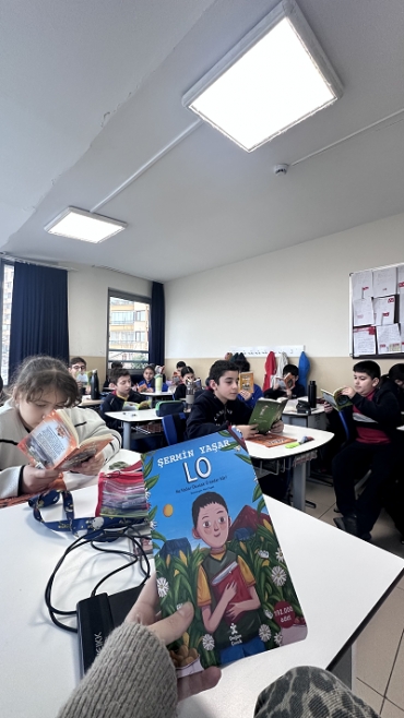 ? Okumak, düşünmenin en güzel yolculuğudur. Caner Özen Koleji’nde her kitap okuma saatinde öğrencilerimizle kelimelerin dünyasına yolculuk yapıyoruz.