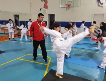 Taekwondo kursu çalışmamız . Savunma sporları özgüven, odaklanma, kassal dayanıklılığı belirgin ölçüde geliştiren bir disiplin sporudur.