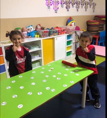 5 Yaş A Sınıfı Matematik dersinde ‘Sayı Avı’ oyununu oynadılar