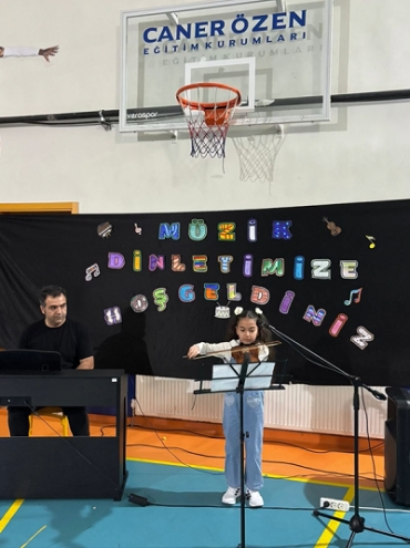 Minik parmaklardan çıkan kocaman melodiler… ?? Sahne onların, alkışlar hepimizin! ??? İlkokul ve ortaokul öğrencilerimizin keman ve piyano eşliğinde hazırladığı müzik dinletisinde emeği geçen tüm öğrencilerimizle gurur duyuyor, gönülden tebrik e