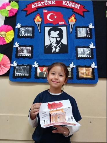 2/A sınıfı öğrencileri, 10 Kasım’da Atalarını sevgiyle, özlemle ve minnetle andılar. Her birinin gözlerinde, Atatürk’ün ışığı; yüreklerinde, onun bize bıraktığı umut vardı. Atam, emanetin emin ellerde…