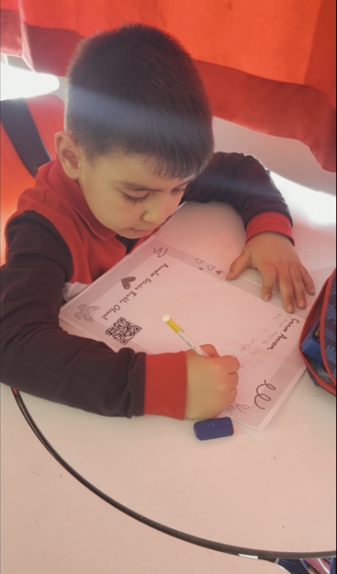 1/A sınıfı öğrencilerimiz, Anneler Günü kapsamında annelerine sevgi dolu mektuplar yazdı. ? Tüm emektar, fedakâr ,sevgi dolu , anneliği yüreğinde hisseden annelerimizin Anneler Günü kutlu olsun. ?