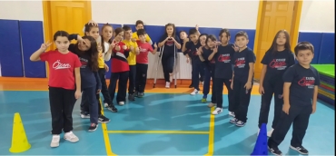 3. sınıf öğrencilerimizle Beden Eğitimi ve Oyun Dersi 'nde görsel hafıza ve çabukluk becerilerini geliştirmeye yönelik "Topumu bul" oyununu oynadık.