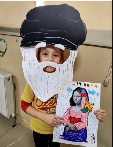 Klasikten moderne: Mona Lisa! Anasınıfı ve ilkokul öğrencilerimizle Leonardo da Vinci’nin dünyaca ünlü Mona Lisa eserini inceledik. Klasik bir eserden yola çıkarak, renkler ve hayal gücüyle kendi Mona Lisa çalışmalarımızı oluşturduk. Her yaş grubunda