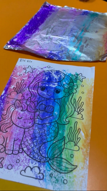 ✨ 6 Yaş B sınıfı öğrencilerimizden sihirli bir deney! ?? Miniklerimiz, alüminyum yüzeyi özenle boyadıktan sonra sevdikleri çizgi film karakterlerinin bulunduğu kâğıtları ıslatarak üzerine yapıştırdı. Renklerin ve hayal güçlerinin birleştiği bu eğle