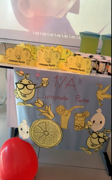 1/A sınıfı olarak bugün “L” harfini öğrendik!  L harfimizi taçlarımızla taçlandırdık, ardından lezzetli limonatalarımızı hazırladık! Hem eğlendik hem öğrendik.Minik eller, büyük başarılar!