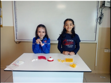 2/A sınıfı öğrencileri sayıları onluk ve birliklerine ayırma konusunu taban bloklarını kullanarak somut materyellerle öğrendi.