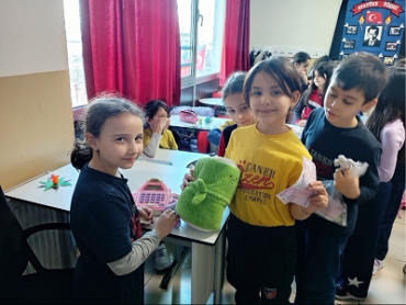 2. sınıf öğrencilerimizle Matematik dersinde “Paralarımız” konusuna unutulmaz bir etkinlikle adım attık. Sınıfımızı küçük bir pazara dönüştüren öğrencilerimiz, getirdikleri oyuncakları satışa sunarak kendi alışveriş deneyimlerini yaşadılar.