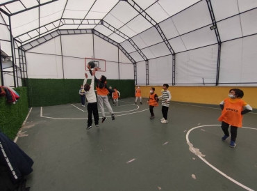 Hafta sonu spor kulüplerimizde çocuklarımız eğlenerek öğrenmeye devam ederken Basketbol kulübünde 4.5.6. gruplarımız  pas çeşitleri ve farklı driller ile tekniklerini geliştirmeye devam ediyor.
