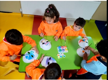 Anasınıfı Görsel Sanatlar dersimizde bugün renkli boyalarla birbirinden eğlenceli maskeler yaptık ?? Minik eller çalıştı, ortaya rengârenk eserler çıktı.