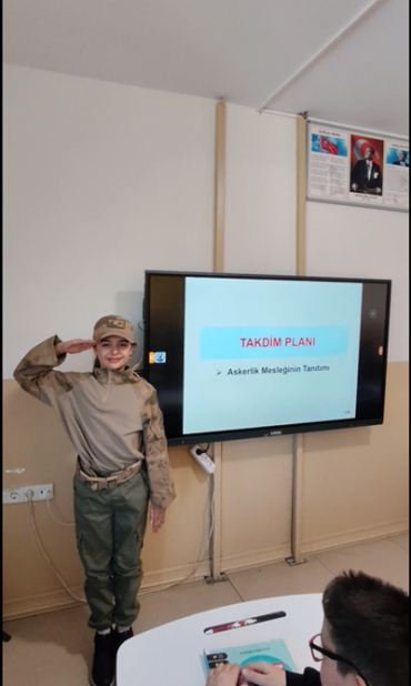 Meslekler sunumuna hodri meydan bir giriş! Askerlik mesleğini bize bu güzel kostümü ile tanıttığı için öğrencimize teşekkür ediyoruz.