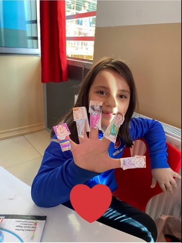 1/A and 1/B classes made finger puppets and studied family members by having fun