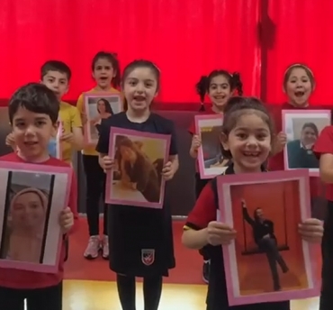 6 yaş A grubunun annelerine özel bir mesajı var. “KİMSEYİ GÖRMEDİM BEN SENDEN DAHA GÜZEL”