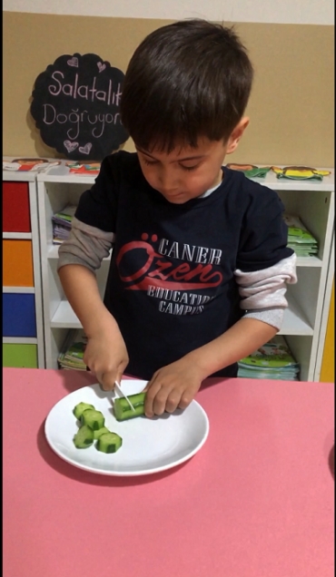 ?5 Yaş A Sınıfı ? Bu hafta yaşam becerileri dersimizde salatalık doğradık ? böylece bıçak kullanma ve doğrama becerimizi geliştirdik ?doğradığımız salatalıkları afiyetle yedik ?