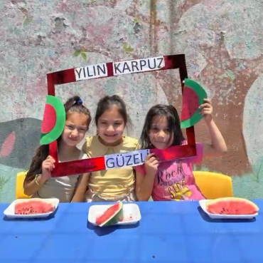 Anaokulu karpuz yeme yarışması