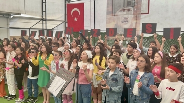 19 Mayıs Atatürk’ü Anma Gençlik ve Spor Bayramı Töreni 80'ler korosu