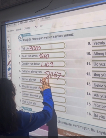 5/A sınıfı öğrencileri Matematik dersinde altı ve daha fazla basamaklı sayıların yazılışını ve okunuşunu öğrendiler. Öğrencilerimiz verilen soruları kendileri yaparak konuyu pekiştirdiler.