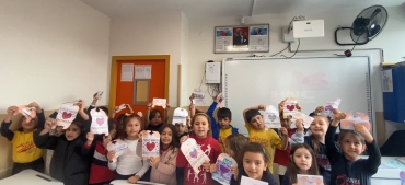 Sınıflarımızın her bir köşesine sevgisini ve emeğini dokuyan kıymetli öğretmenlerimize… 1/B sınıfı olarak size sonsuz teşekkür ederiz. İyi ki varsınız öğretmenlerimiz! ?‍?✨??? Sizleri çok seviyoruz…