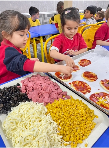 Caner Özen Anaokulu bu ay İtalya ülkesini öğrenip, kendi pizzalarını yapıp, afiyetle yediler.