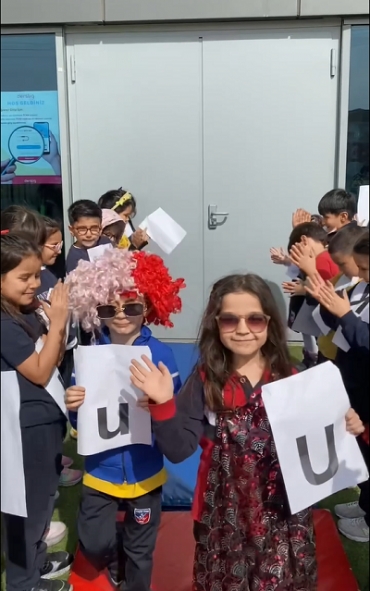 Türkçe dersimizde harfleri eğlenceli bir etkinlikle öğrendik.  Birinci sınıf öğrencilerimizle gerçekleştirdiğimiz “Ünlü–Ünsüz Harfler Defilesi” etkinliğinde ünlü harfler sahneye çıktı, ünsüz harfler ise onları alkışlayarak destekledi. ?  Öğrenirken