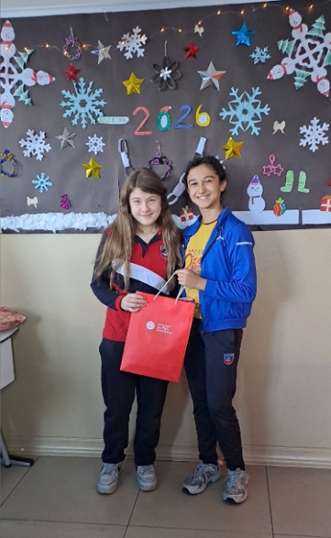 5/C Sınıfı ögrencilerimiz ile yeni yıl vesilesiyle gerçekleştirilen hediyeleşme etkinliğimizden güzel anlar. Paylaşmayı bilen, değerlerine sahip çıkan bireyler yetiştirmek dileğiyle.