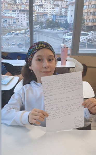 5/A ve 5/B sınıfı ile Türkçe dersinde öyküleyici metinlerini nedir, nasıl yazılır öğrendik. Öğrencilerimiz kendi öyküleyici metinlerini yazarak sınıfta sunumlarını yaptılar