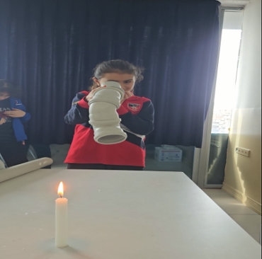 5.sınıf öğrencilerimiz Fen Bilimleri dersinde ışığın doğrusal yolla yayıldığını deney yaparak pekiştirdiler.