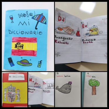 İspanyolca dersinde 5-A sınıfı öğrencilerimiz kendi sözlüklerini tasarladılar. Kelime öğrenme ve akılda kalıcılığı sağlama amacıyla yapılan etkinliğimizde öğrencilerimiz sözlükleriyle panolarini da süslediler.