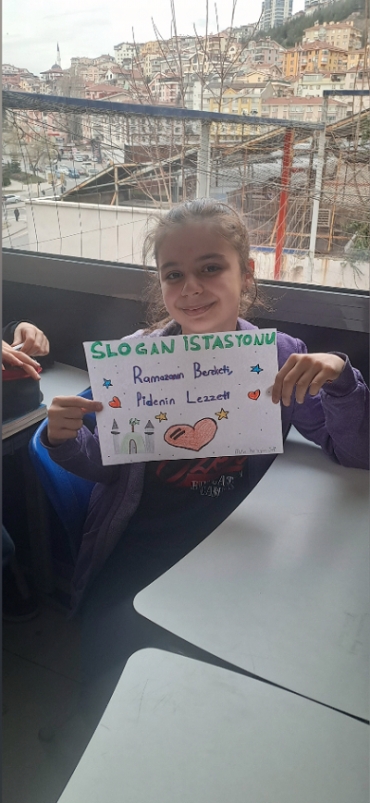 5/A sınıfı öğrencileri ile MEB kitabında yer alan geleneklerimiz ve dini bayramlarımız konusu ile ilgili istasyon tekniği ile bir etkinlik yaptık. Çocuklar hem eğlendi hem de geleneklerimiz ve bayramlarımız ile ilgili bilgi edindiler.