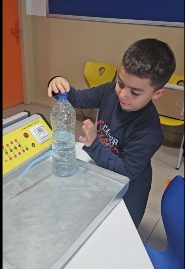 3. sınıflarımızla Laboratuvar dersinde basınç deneyi yaparken sıvı ve gaz basıncının önemini anladık.