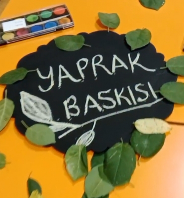 4 Yaş Grubu Yaprak Baskısı yaparak Sonbahar etkinliklerini pekiştirdiler.