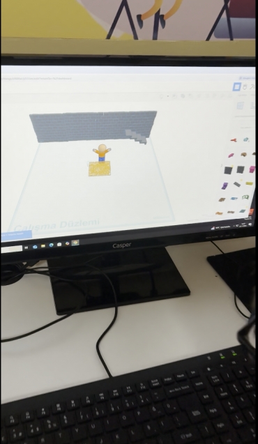5.sınıflarımız bilişim teknolojileri dersinde tinkercad uygulamasına başladılar. Tinkercad uygulaması üç boyutlu tasarım yapma, kod yazma ve modelleme programıdır. Öğrencilerimiz uygulamanın içeriğini inceleyip 3D nesnelerini tasarlamaya başladılar.