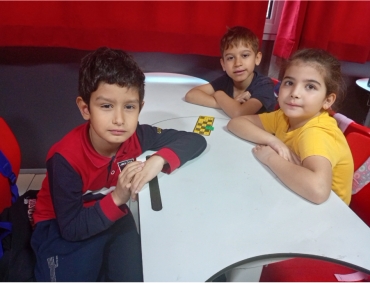 2/A sınıfı öğrencileri zıt anlamlı kelimeler konusunu tombala oyunuyla eğlenceli bir şekilde öğrendi.