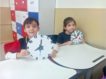 2/A sınıfı öğrencileri saatler konusunu sadece öğrenmekle kalmayıp kendi tasarladıkları saatlerle adeta yaşayarak keşfettiler.