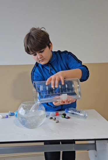 4. sınıflarımızla Beceri Temelli Fen Bilimleri dersimizde net kütle, brüt kütle, dara deneyimizle konuyu pekiştirdik.